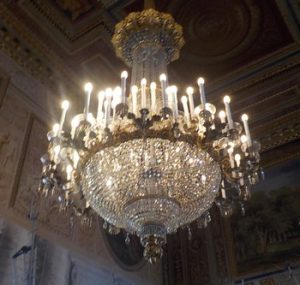 Un meraviglioso lampadario in una sala del Quirinale