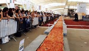 Forotgrafia della pizza lunga 1,6 km realizzata all'Expo