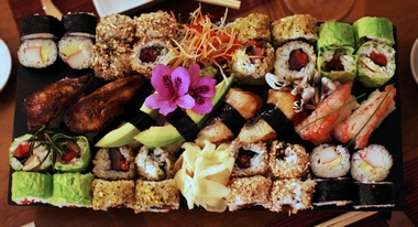 Fotografia di un coloratissimo piatto di sushi