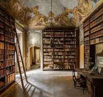 Il giallo: la tranquilla biblioteca della scuola.