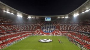 L'interno dell'Allianz Arena con coreografia dei tifosi del Bayern Munchen